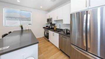 Micro-ondes, grille-pain, batterie de cuisine, vaisselle et ustensiles