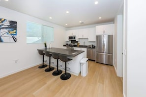 Mikrobølgeovn, brødrister og kjøkkenutstyr