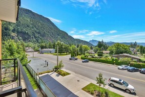 Property grounds - Harrison Hot Springs Lakeside. One Bedroom Apartment, Balcony and Mountain View. (Harrison Hot Springs)
