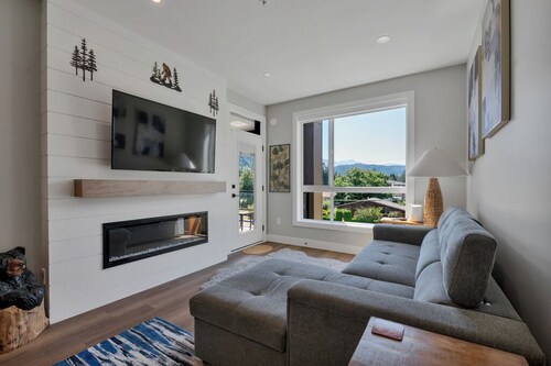 Harrison Hot Springs Lakeside. One Bedroom Apartment, Balcony and Mountain View.