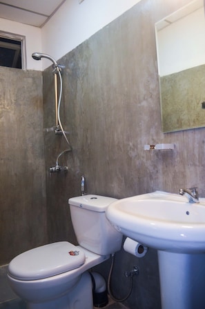 Bidet, toallas, jabón, papel de baño