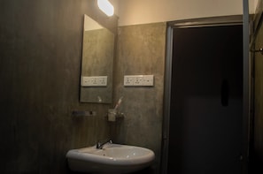 Bidet, Handtücher, Seife, Toilettenpapier