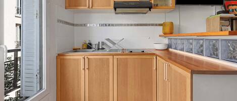Fridge, microwave, stovetop, coffee/tea maker