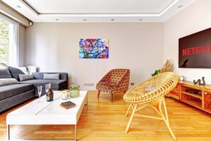 TV - BM-Appartement chic avec terrasse - Champs-Elysees (Paris)