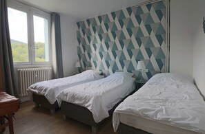 2 bedrooms, iron/ironing board, WiFi