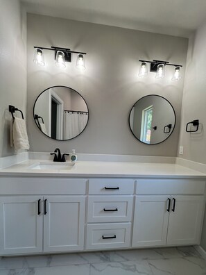 Douche, sèche-cheveux, serviettes fournies, savon