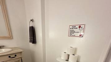 吹风机、毛巾、肥皂、洗发水