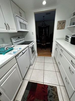 冰箱、微波炉、烤箱、炉灶