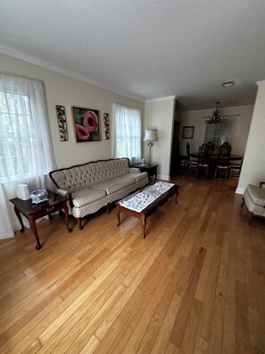 Smart TV, books, video library - The Josephine  8 Beds (Fort Walton Beach)