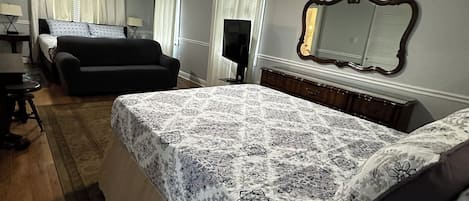 4 habitaciones, escritorio y tabla de planchar con plancha