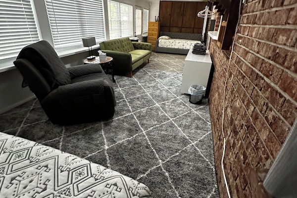 4 habitaciones, escritorio y tabla de planchar con plancha