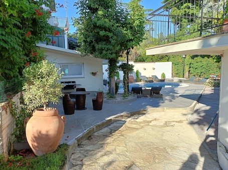 Terrace/patio. Apartment 'Melograno' with Shared Pool, Wi-Fi and Air Conditioning