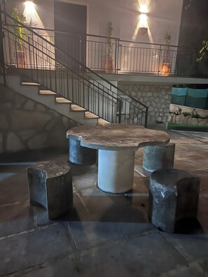 Outdoor dining - Apartment 'Melograno' with Shared Pool, Wi-Fi and Air Conditioning (Calore)