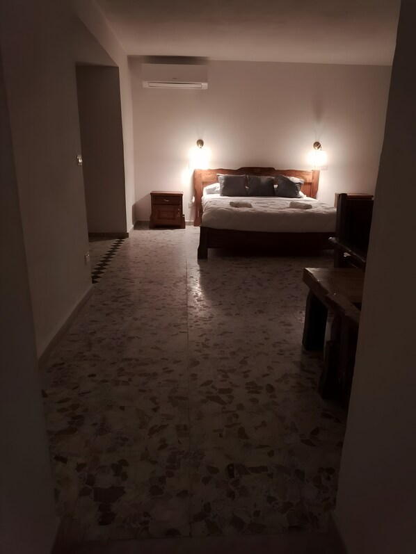 1 bedroom, desk, iron/ironing board, WiFi