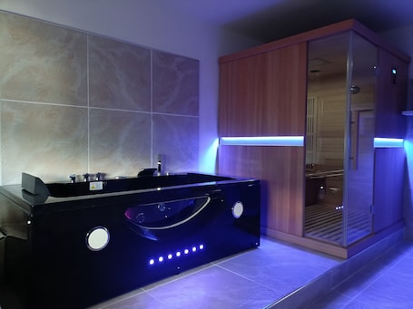 サウナ. Apartment 'Casa Delle Foglie - Uva' with Shared Pool, Wi-Fi and Air Conditioning