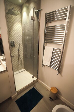 مجففات شعر، مناشف، صابون، شامبو