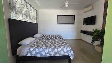 Habitación básica | Espacio para trabajar con laptop y wifi gratis