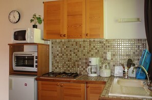 Frigorífico, microondas, horno y placa de cocina