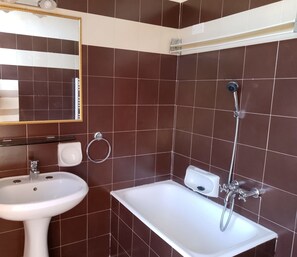 Douche, articles de toilette gratuits, sèche-cheveux
