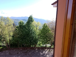 A view of a mountainous landscape with trees and a building in the foreground. - Apartment 'Casaclem' with Mountain View and Wi-Fi (Menconico)