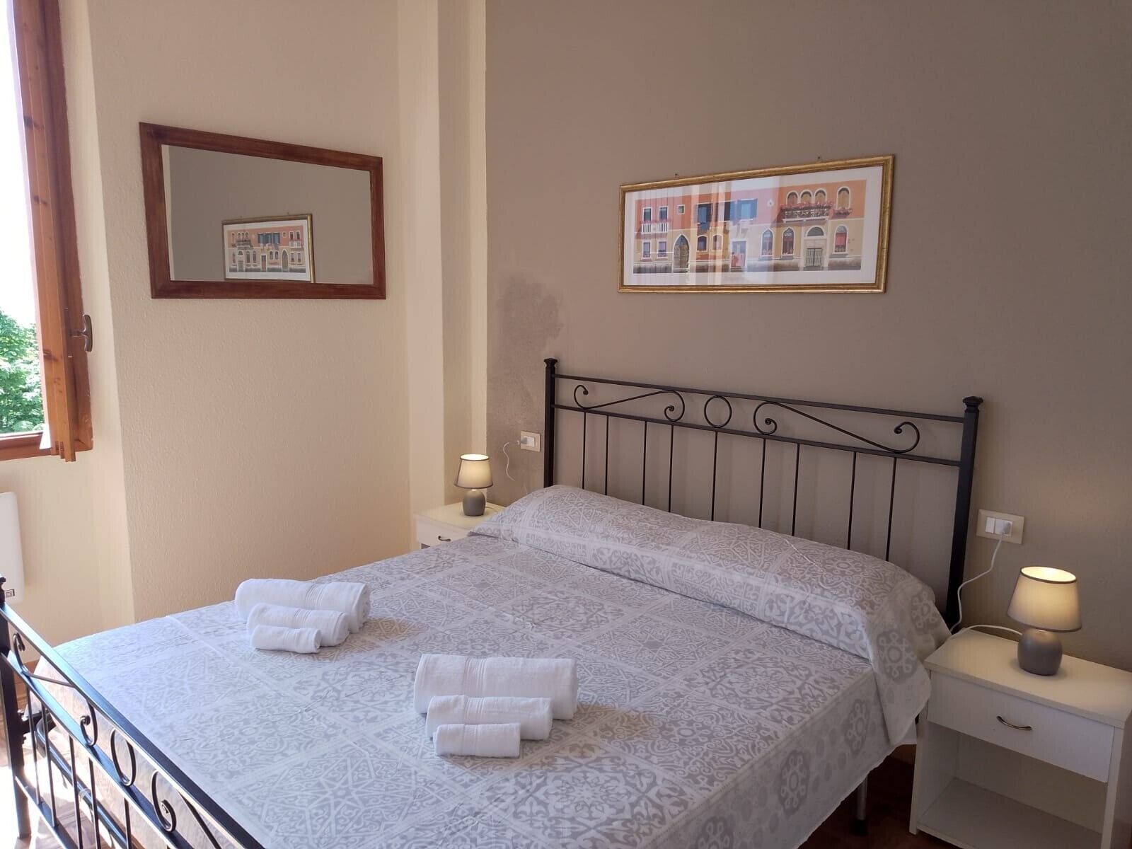 1 bedroom, desk, WiFi, bed sheets