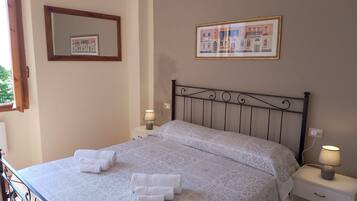 1 bedroom, desk, WiFi, bed sheets