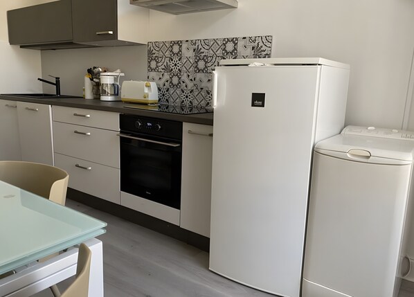 Fridge, microwave, oven, stovetop