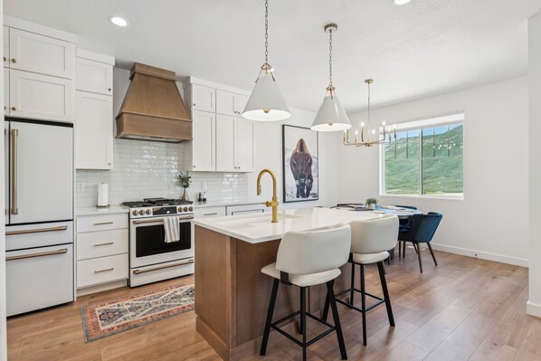 Fridge, microwave, oven, stovetop - Brand new-4-bedroom, 3.5 bath new home with fast WiFi, AC, Garage & VIEWS! (Heber City)