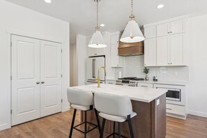 Fridge, microwave, oven, stovetop - Brand new-4-bedroom, 3.5 bath new home with fast WiFi, AC, Garage & VIEWS! (Heber City)