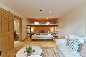 5 bedrooms, iron/ironing board, WiFi, bed sheets