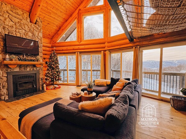 TV, fireplace, foosball, stereo