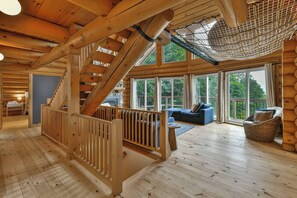 Tv, pejs, bordfodbold, stereoanlæg