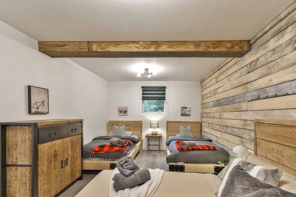 3 bedrooms, iron/ironing board, WiFi, bed sheets