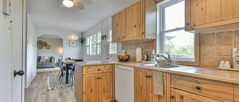 Jääkaappi, mikroaaltouuni, uuni, liesi