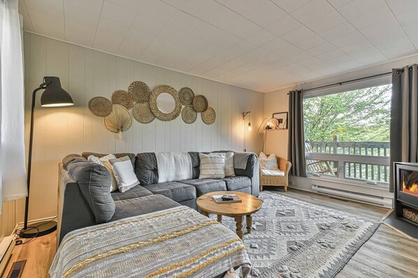 Téléviseur, foyer, lecteur de DVD, chaîne audio