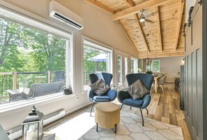 Téléviseur, foyer, lecteur de DVD, table de baby-foot