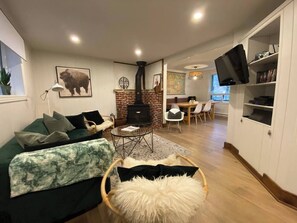 TV, fireplace, table tennis, stereo