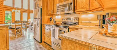 雪櫃、微波爐、焗爐、爐具