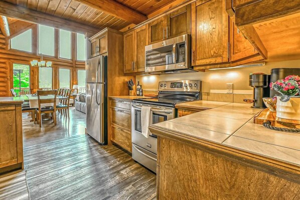 ثلاجة، ميكروويف، فرن، موقد طهي مسطح