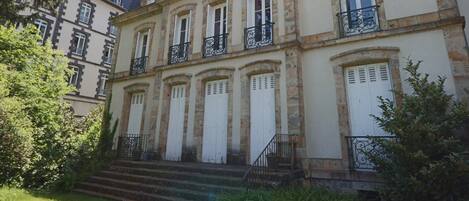 المنشأة من الخارج