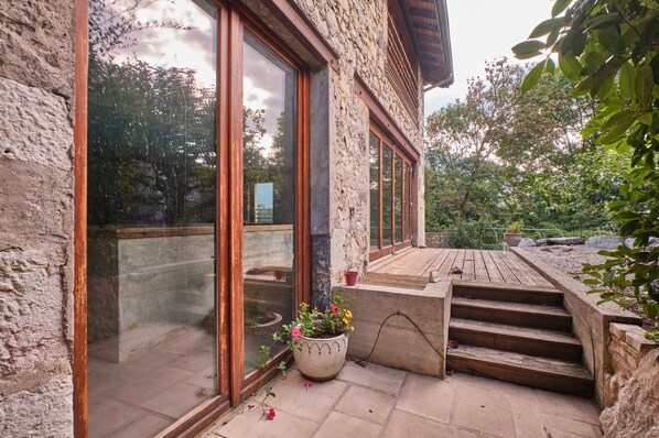 Exterior detail - Holiday Home 'Maison' with Mountain View, Shared Terrace and Wi-Fi (Noyarey)