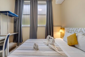 1 bedroom, WiFi, bed sheets - Quadruple Room with Wi-Fi and Air Conditioning (Milano)