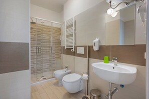Shower, hair dryer, towels - Room 'Tripla' with Wi-Fi and Air Conditioning (Milano)