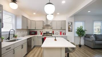 Frigorífic, microones, forn i placa de cuina