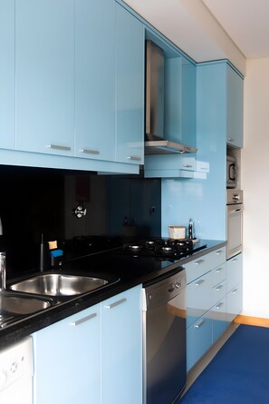 ثلاجة، ميكروويف، فرن، موقد طهي مسطح