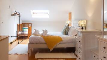 3 bedrooms, iron/ironing board, WiFi, bed sheets