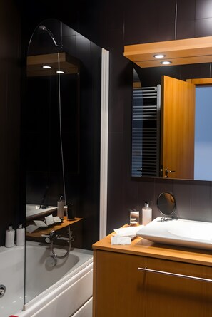 Shower, hair dryer, towels - Apartment 'Fão' with Shared Pool, Shared Garden and Wi-Fi (Fão)
