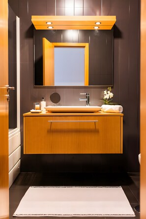 Een douche, een haardroger, handdoeken