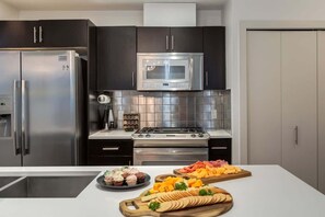 Frigorífico, microondas, horno y placa de cocina