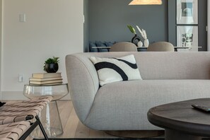 TV, offices - 2-Storey PH Pano Views+2 Terraces|Parking|Soaker Tub (Calgary)